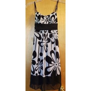 🌼JUST IN 🌼 Black/White Floral Dress - Size 5🌼